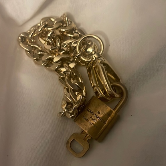 Louis Vuitton Authentic key and lock with brass chain. - Picture 7 of 9